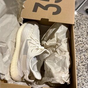 Yeezy Boost 350 V2 in Cream White